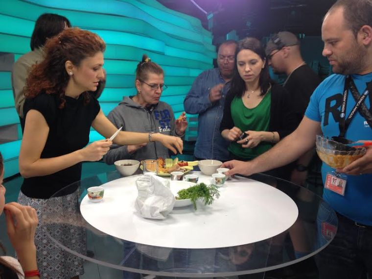 Dupa filmare, echipa Realitatea, gustarind de zor la aperitive