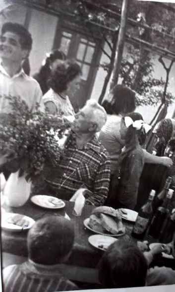 Familia in plina actine; stanga sus, mama si tata, foarte tineri