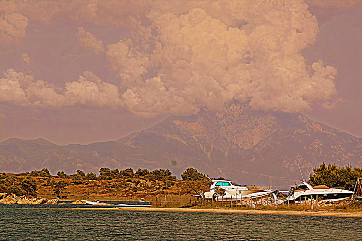 Muntele Athos, fumegand mereu nori