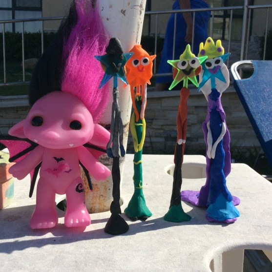 Creativitate sub soarele bulgaresc. Personajele din Frozen, in varianta Eva& Gia (de la stanga la dreapta